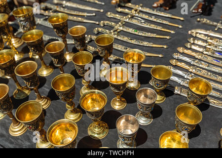 Dolche und Messer in einem Gehäuse aus Stahl und Metall Wein cups Stockfoto