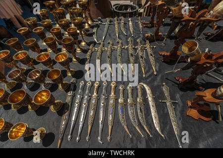 Dolche und Messer in einem Gehäuse aus Stahl und Metall Wein cups Stockfoto