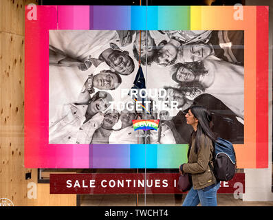 Im Vorfeld Edinburgh Stolz, das Levi Jeans Shop hat in LGBT + Farben dekoriert, die Princes Street, Edinburgh, Schottland, Großbritannien. Stockfoto