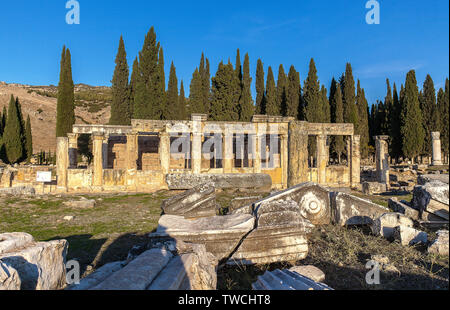 Türkei, Latrine in der antiken Stadt Hierapolis, Pamukkale Stadt. Stockfoto