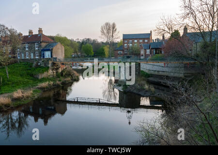 Die River Wansbeck in Morpeth mit Blick in Richtung Chantry Fußgängerbrücke, im Frühling Stockfoto