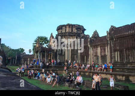 Angkor Wat, Kambodscha - Mai 1, 2013: Touristen zu Fuß den Weg von und zu den wichtigsten Tempel in Angkor Wat außerhalb von Siem Reap. Stockfoto