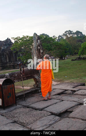 Siem Reap, Kambodscha - Mai 01, 2013: Mönch auf Wallfahrt Touren die Ruinen von Bayon Tempel Angkor Wat in Kambodscha. Stockfoto