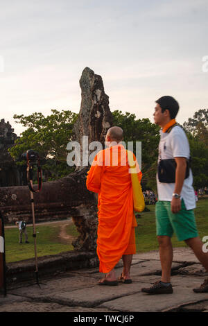 Siem Reap, Kambodscha - Mai 01, 2013: Mönch auf Wallfahrt Touren die Ruinen von Bayon Tempel Angkor Wat in Kambodscha. Stockfoto