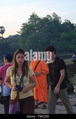 Angkor Wat, Kambodscha - Mai 1, 2013: Junge kambodschanischen buddhistischen Mönch in Angkor Wat Stockfoto