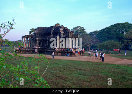 Angkor Wat, Kambodscha - Mai 1, 2013: Touristen zu Fuß den Weg von und zu den wichtigsten Tempel in Angkor Wat außerhalb von Siem Reap. Stockfoto