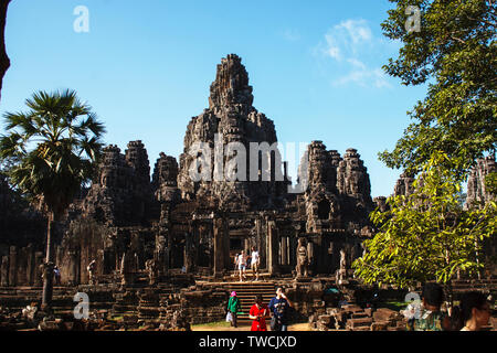 Angkor Wat, Kambodscha - Mai 1, 2013: Blick auf den Bayon Tempel (Angkor Tom) Ruinen am Vormittag Stockfoto