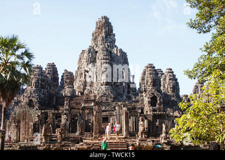 Angkor Wat, Kambodscha - Mai 1, 2013: Blick auf den Bayon Tempel (Angkor Tom) Ruinen am Vormittag Stockfoto