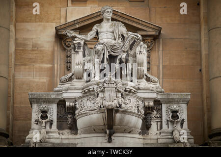 Kingston upon Hull, Sehenswürdigkeiten Rathaus Gebäude Sitz der Hull City Rat steinerne Statue über dem Eingang Stockfoto