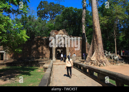 Angkor Wat, Kambodscha - Mai 1, 2013: Touristen zu Fuß den Weg von und zu den wichtigsten Tempel in Angkor Wat außerhalb von Siem Reap. Stockfoto