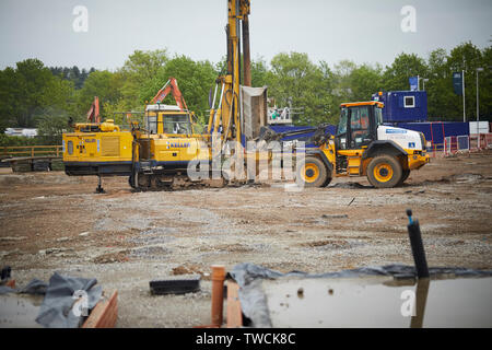 Ramme rig bei der Arbeit auf einer Baustelle für neue Häuser in Cheshire zwingen Stein in die Grundlagen Stockfoto