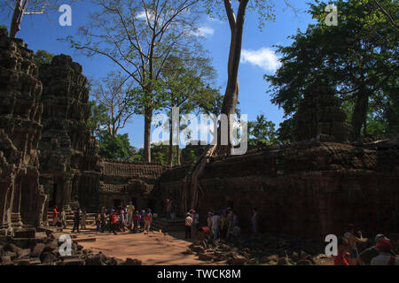 Angkor Wat, Kambodscha - Mai 1, 2013: Touristen zu Fuß den Weg von und zu den wichtigsten Tempel in Angkor Wat außerhalb von Siem Reap. Stockfoto