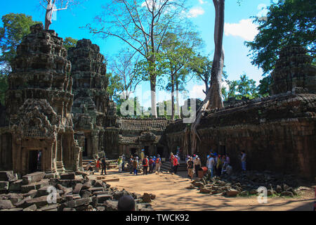 Angkor Wat, Kambodscha - Mai 1, 2013: Touristen zu Fuß den Weg von und zu den wichtigsten Tempel in Angkor Wat außerhalb von Siem Reap. Stockfoto