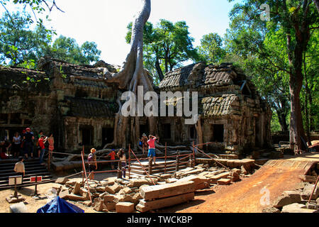 Angkor Wat, Kambodscha - Mai 1, 2013: Touristen zu Fuß den Weg von und zu den wichtigsten Tempel in Angkor Wat außerhalb Siem Reap Stockfoto