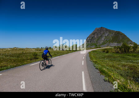 Weibliche Radfahrer in Gimsoya, Lofoten, Norwegen Stockfoto