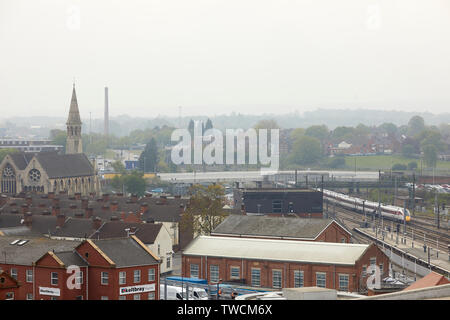 Das Stadtzentrum von Doncaster, South Yorkshire, Blick über die Stadt mit einem Azuma zug Klasse 800 Eingabe der Bahnhof Stockfoto