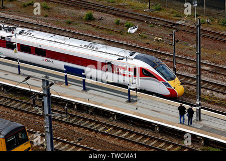 Das Stadtzentrum von Doncaster, South Yorkshire, LNER Azuma zug Klasse 800 von Hitachi Newton Aycliffe Eingabe der Bahnhof auf Test Stockfoto