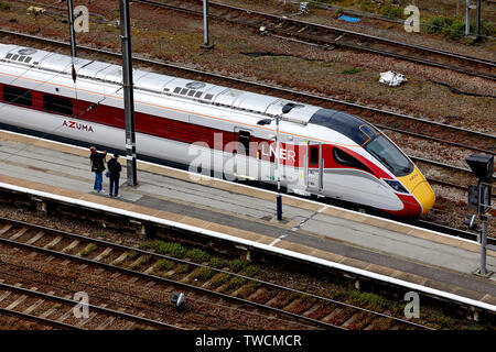 Das Stadtzentrum von Doncaster, South Yorkshire, LNER Azuma zug Klasse 800 von Hitachi Newton Aycliffe Eingabe der Bahnhof auf Test Stockfoto
