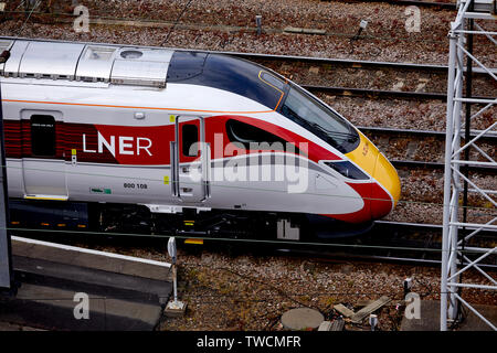 Das Stadtzentrum von Doncaster, South Yorkshire, LNER Azuma zug Klasse 800 von Hitachi Newton Aycliffe Eingabe der Bahnhof auf Test Stockfoto