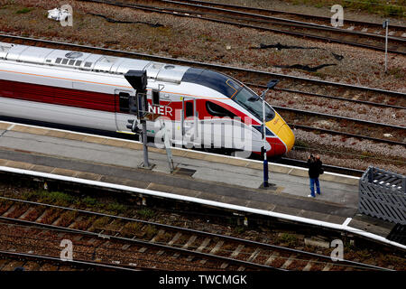 Das Stadtzentrum von Doncaster, South Yorkshire, LNER Azuma zug Klasse 800 von Hitachi Newton Aycliffe Eingabe der Bahnhof auf Test Stockfoto