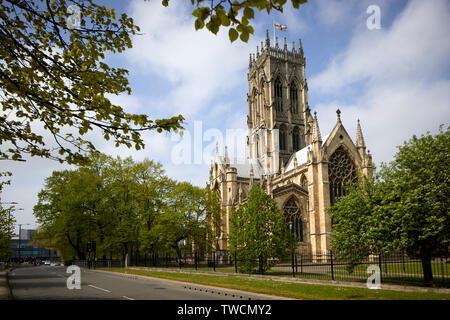 Das Stadtzentrum von Doncaster, South Yorkshire, Landmark Victorian Gothic Grad I St George's Münster von Architekten George Gilbert Scott aufgeführt Stockfoto