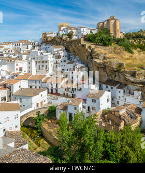 Das schöne Dorf Setenil de las Bodegas, Provinz Cádiz, Andalusien, Spanien. Stockfoto