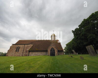 Harty, Kent, Großbritannien. Juni, 2019 19. UK Wetter: Sturm Wolken über Harty Kirche in Harty, Kent. Credit: James Bell/Alamy leben Nachrichten Stockfoto