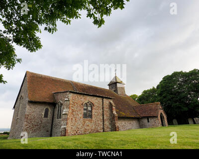 Harty, Kent, Großbritannien. Juni, 2019 19. UK Wetter: Sturm Wolken über Harty Kirche in Harty, Kent. Credit: James Bell/Alamy leben Nachrichten Stockfoto