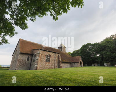 Harty, Kent, Großbritannien. Juni, 2019 19. UK Wetter: Sturm Wolken über Harty Kirche in Harty, Kent. Credit: James Bell/Alamy leben Nachrichten Stockfoto