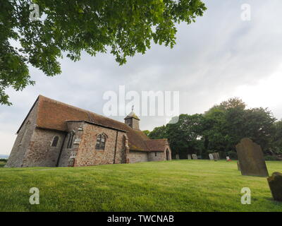 Harty, Kent, Großbritannien. Juni, 2019 19. UK Wetter: Sturm Wolken über Harty Kirche in Harty, Kent. Credit: James Bell/Alamy leben Nachrichten Stockfoto