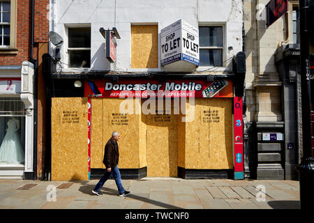 Das Stadtzentrum von Doncaster, South Yorkshire an Bord von Oben nach Unten geschlossen unabhängigen Handy Shop an der High Street Stockfoto