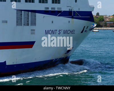 AJAXNETPHOTO. 3. JUNI, 2019. PORTSMOUTH, England. - Bretagne FÄHREN CROSS CHANNEL Auto- und Passagierfähre Mont St. Michel innen gebunden. Wulstbug sichtbar. Foto: Jonathan Eastland/AJAX REF: GX8 190306 298 Stockfoto