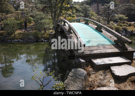 Die alten hölzernen Brücke über einen Teich in einem schönen Park. Tokio, Japan. Stockfoto