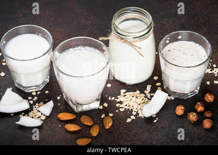 Vegan ohne Milchprodukte alternative Milch - Muttern und Hafer. Stockfoto