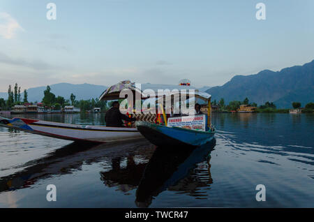 Ein Grill gebratene Snacks Verkäufer verhandeln mit Touristen am Abend shikara Fahrt am Dal Lake, Srinagar, Jammu und Kaschmir, Indien Stockfoto