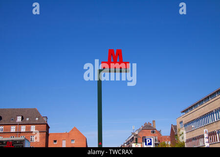 U-Bahn Station anmelden. Big Red M auf Schild. Kopenhagen, Dänemark - 15. Mai 2019 Stockfoto