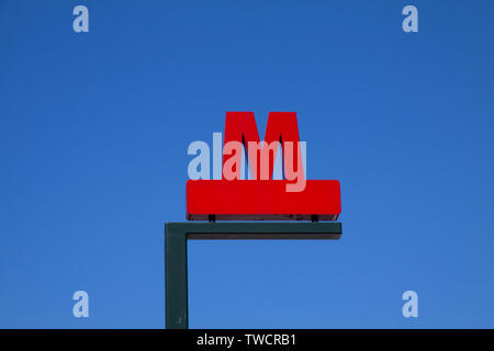 U-Bahn Station anmelden. Big Red M auf Schild. Kopenhagen, Dänemark - 15. Mai 2019 Stockfoto