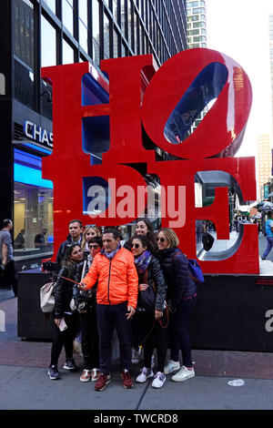 Hoffe, Skulptur von Robert Indiana in Midtown Manhattan NYC Stockfoto