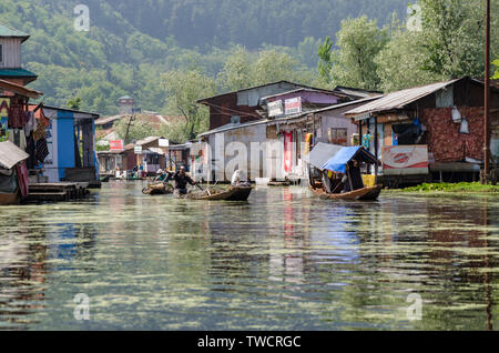 Schwebende Geschäfte und Häuser der Menschen, die von Dal Lake, Srinagar, Jammu und Kaschmir, Indien Stockfoto