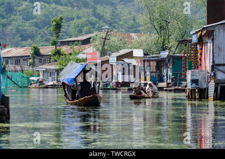 Schwebende Geschäfte und Häuser der Menschen, die von Dal Lake, Srinagar, Jammu und Kaschmir, Indien Stockfoto