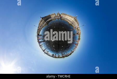 Little planet Panorama der Wasser spiegel Attraktion von Bordeaux mit Personen, um an einem sonnigen Tag. Sphärischen 360 Grad in hoher Auflösung Stockfoto