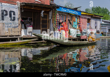 Schwebende Geschäfte und Häuser der Menschen, die von Dal Lake, Srinagar, Jammu und Kaschmir, Indien Stockfoto