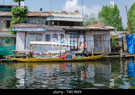 Schwebende Geschäfte und Häuser der Menschen, die von Dal Lake, Srinagar, Jammu und Kaschmir, Indien Stockfoto