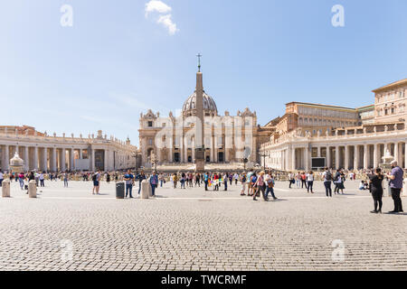 Vatikanstadt - 27. APRIL 2019: Touristen in Saint Peter's Square, Piazza di San Pietro. Stockfoto