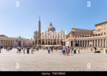 Vatikanstadt - 27. APRIL 2019: Touristen in Saint Peter's Square, Piazza di San Pietro. Stockfoto