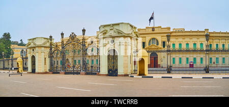 Der Blick auf lacelike Tor von Abdeen Palace, mit Ornamenten, vintage Straßenbeleuchtung und Wachtürme an den Seiten eingerichtet, El-Gomhoreya Square, Kairo, Stockfoto