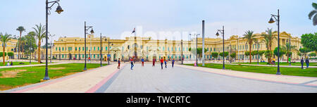 Kairo, Ägypten - Dezember 22, 2017: El-Gomhoreya Square ist schöner Ort für den Tag Spaziergang entlang der Green Park und genießen Sie die klassische Architektur von Abdeen p Stockfoto