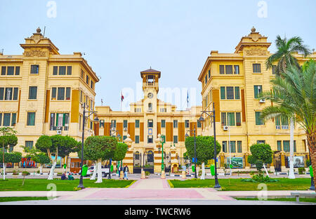 Kairo, Ägypten, 22. Dezember 2017: Die Fassade des Ministeriums für Wohnungsbau und Stadtentwicklung, mit Uhrturm dekoriert und in El-Gomhoreya Squa entfernt Stockfoto