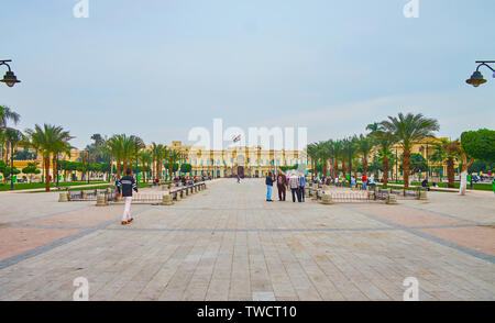 Kairo, Ägypten - Dezember 22, 2017: Spaziergang El-Gomhoreya Square mit Blick auf abdeen Palast und schönen Park, am 22. Dezember in Kairo. Stockfoto