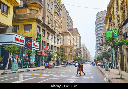 Kairo, Ägypten - Dezember 22, 2017: Spaziergang Qasr El Nil Street mit zahlreichen Geschäften und Einkaufszentren, in der Innenstadt, am 22. Dezember in Kairo. Stockfoto